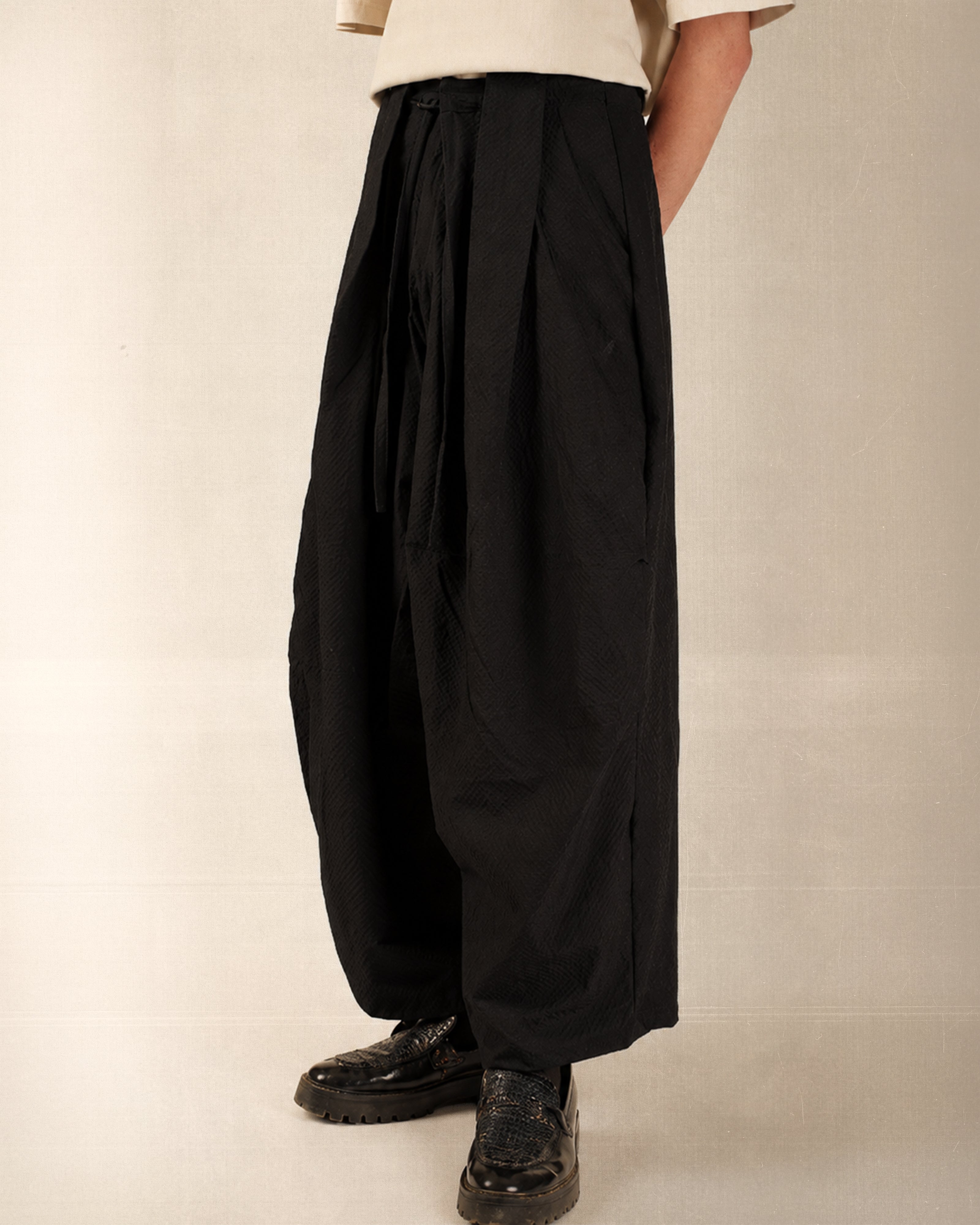 Black Pleated Volume Pants – Al Camileon Studio